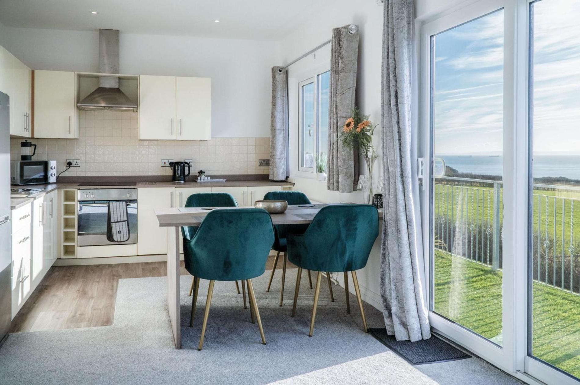 The Penthouse - 1 Bedroom Apartment - Ocean Breeze Port-Eynon Luaran gambar